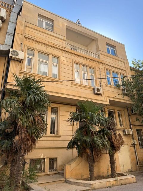 Satılır 8 otaqlı həyət evi/bağ evi 850 m² — Bakı