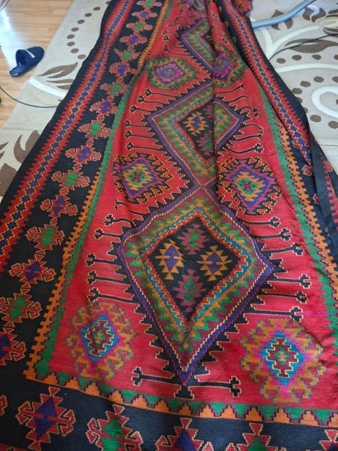 Qədimi kilim, uzunluğu 4 m. Kiçik yanığı var. 80 man. Ünvan Xırdalan — Bakı