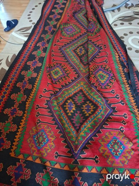 Qədimi kilim, uzunluğu 4 m. Kiçik yanığı var. 80 man. Ünvan Xırdalan — Bakı