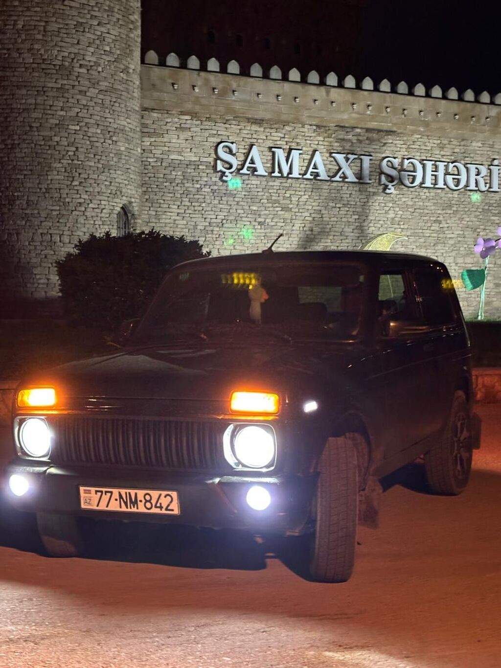 Lada Niva 4x4, qara rəngdə, 3 qapılı ofrout tipli SUV. Əsas — Avtomobillər, Bakı (9)