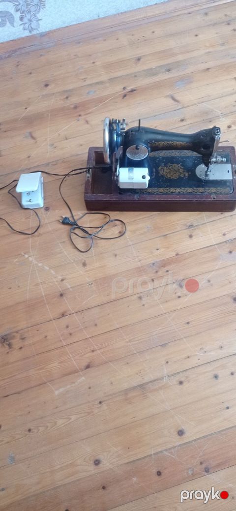 Elektrik ötürücülü mexaniki qədimi tikiş maşını - Klassik quruluşlu