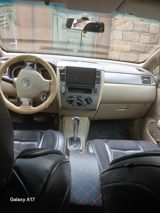 Nissan Tiida: 1.6 l 2008 il Hetçbek — Avtomobil