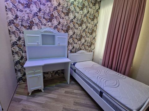 Qiymət dest 300azn. Taxt matrasla ve yazi masasi dest satilir — Bakı