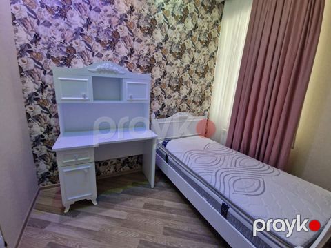 Qiymət dest 300azn. Taxt matrasla ve yazi masasi dest satilir — Bakı