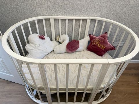 Oval formalı uşaq beşiyi - Material: ağ rəngli, möhkəm taxta karkas — Saray