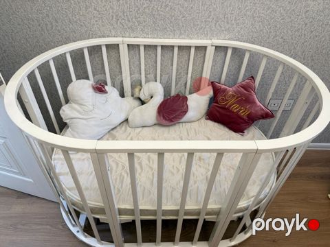 Oval formalı uşaq beşiyi - Material: ağ rəngli, möhkəm taxta karkas — Saray