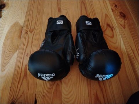 Adidas boks əlcəkləri – qara/ağ dizayn - Brend: Adidas (loqo və üç — Xırdalan