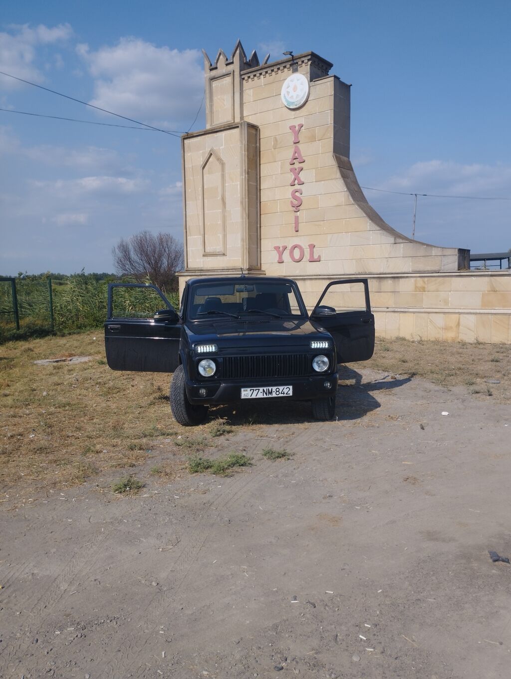 Lada Niva 4x4, qara rəngdə, 3 qapılı ofrout tipli SUV. Əsas — Avtomobillər, Bakı (7)