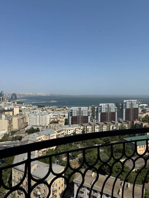 Satılır 5 otaqlı yeni tikili 300 m² — Bakı