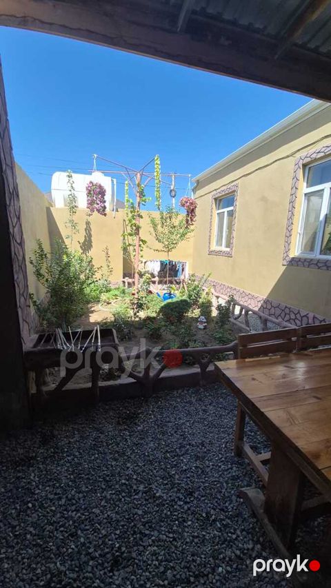 Satılır 4 otaqlı həyət evi/bağ evi 100 m²