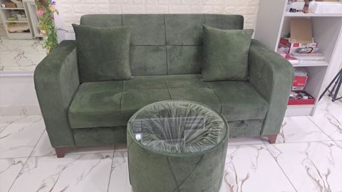 Yaşıl rəngli yumşaq dəst – uch nəfərlik divan və şüşə səthli puf/çay
