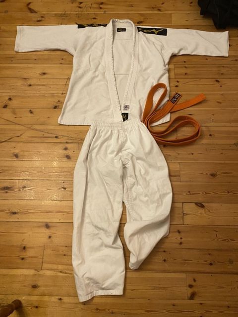 Judo/Gi dəsti – Mizuno Məhsul tərkibi: - Ağ judo kimono üstü (Mizuno — Sumqayıt