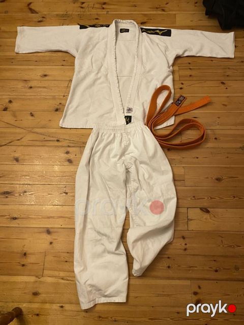 Judo/Gi dəsti – Mizuno Məhsul tərkibi: - Ağ judo kimono üstü (Mizuno — Sumqayıt