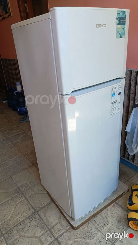 Beko ikiqapılı soyuducu - Yuxarıda dondurucu bölmə, aşağıda soyuducu — Bakı