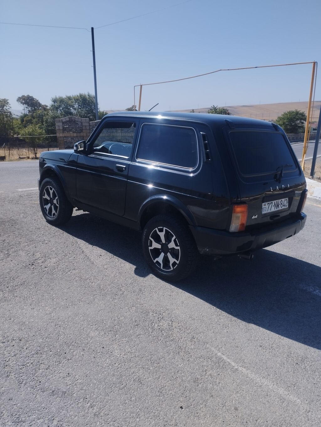 Lada Niva 4x4, qara rəngdə, 3 qapılı ofrout tipli SUV. Əsas — Avtomobillər, Bakı (4)