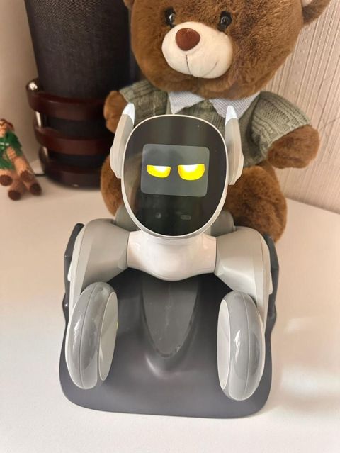 Uşaqlar üçün interaktiv robot oyuncağı - Dizayn: Dörd təkərli baza — Bakı