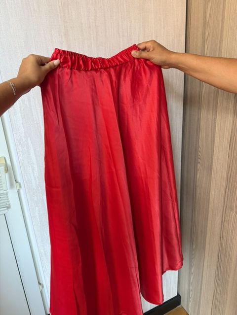 Qırmızı ətək - Model: A-kəsim, axıcı siluet - Uzunluq: Midi — Bakı