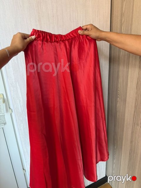 Qırmızı ətək - Model: A-kəsim, axıcı siluet - Uzunluq: Midi — Bakı