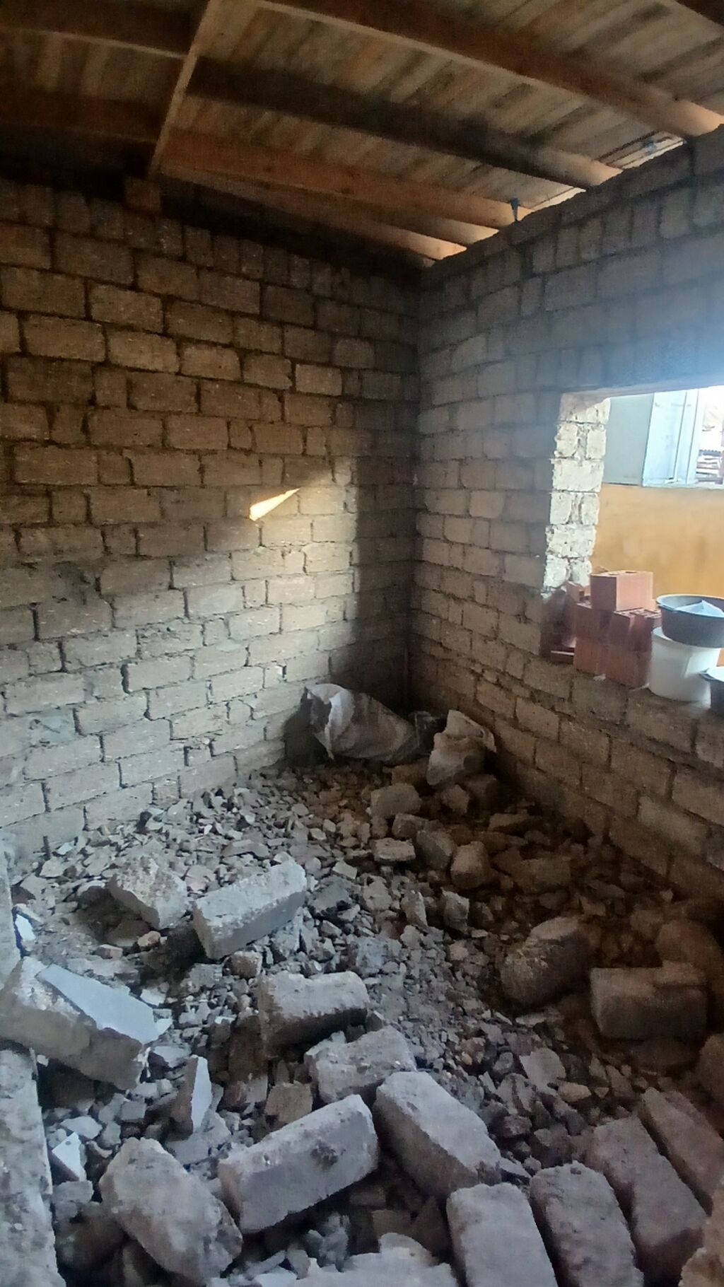 Satışa yarımçıq tikili ev təqdim olunur. Şəkillərdən göründüyü kimi — Ev, villa, Bakı (4)
