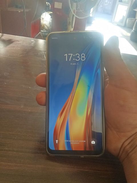 Smartfon – Android - Ekran: tam ekranlı sensorlu displey, ön kamera — Digah