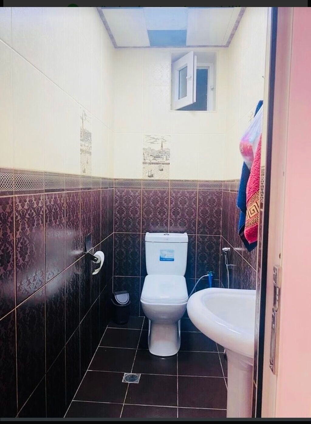 İki mərtəbəli fərdi yaşayış evi. Fasadı qırmızı rəngdədir və açıq krem — Ev, villa, Bakı (9)