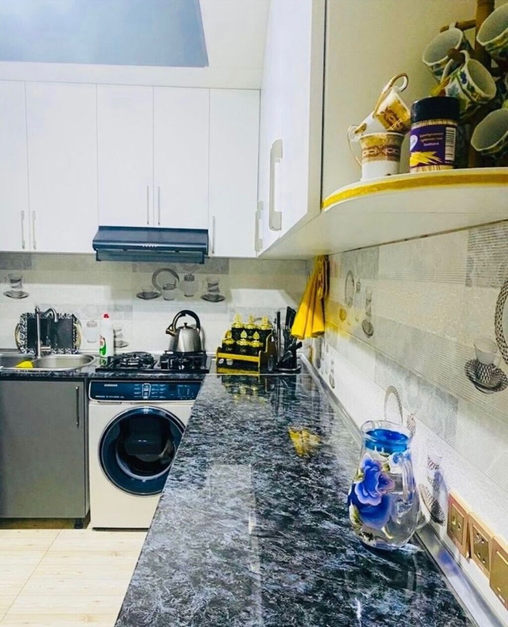 İki mərtəbəli fərdi yaşayış evi. Fasadı qırmızı rəngdədir və açıq krem — Ev, villa, Bakı (8)