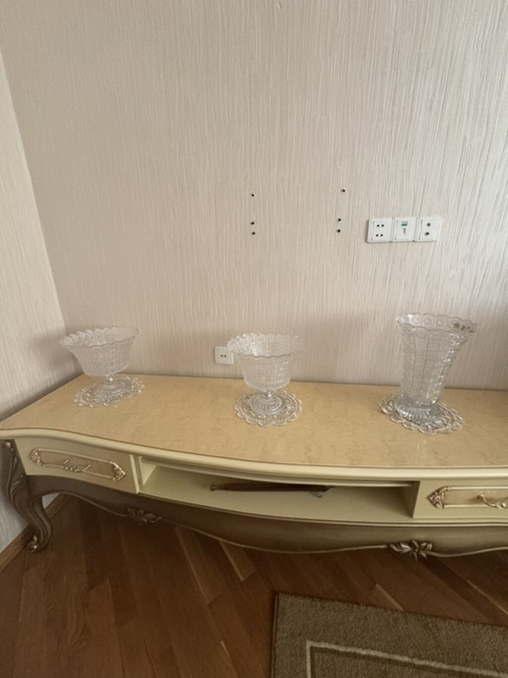 Klassik üslubda qonaq otağı mebel dəsti Tərkib: - Böyük konsol güzgü — Qonaq otağı üçün, Bakı (2)