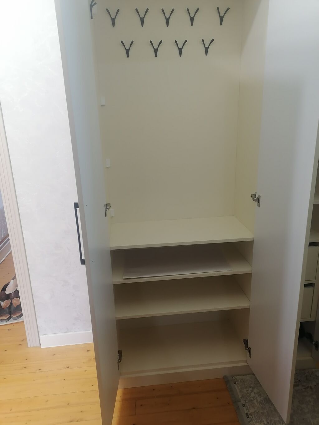 Üç qapılı paltar dolabı - Minimalist dizayn, açıq boz rəng - Düz — Şkaflar, Digah (3)