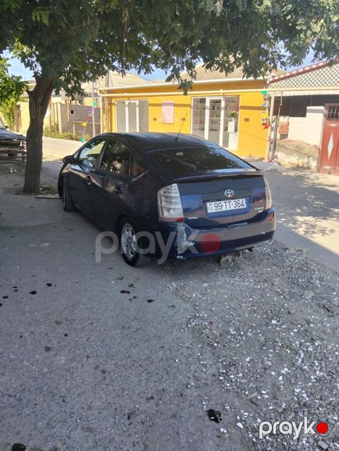 Toyota Prius 1000 azn cerimesi var krediti 10 ay 300 azn mator