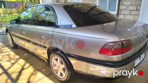 Opel Omega: 2 l Sedan
