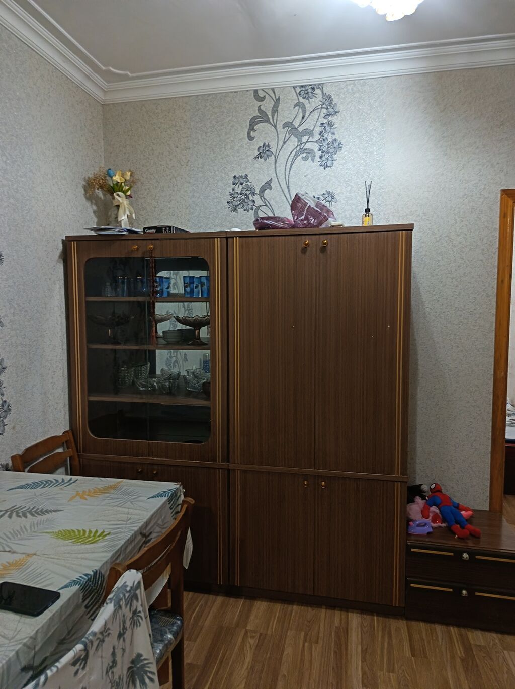Ayna Sultanova tərəfdə — Şkaflar, Bakı (2)