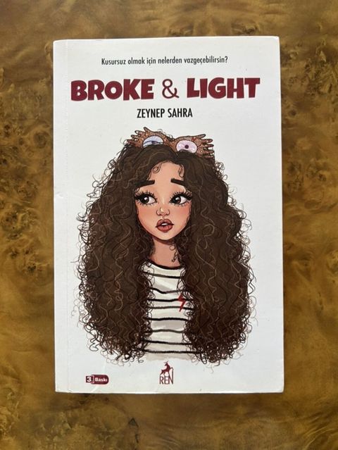 Broke & Light Müəllif: Zeynep Sahra Nəşriyyat: REN Bərk Qapaq — Bakı