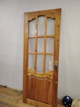 Taxta şüşəli qapı - Material: təbii ağac (şırımlı dekor panellər) — Окна, двери, балконы