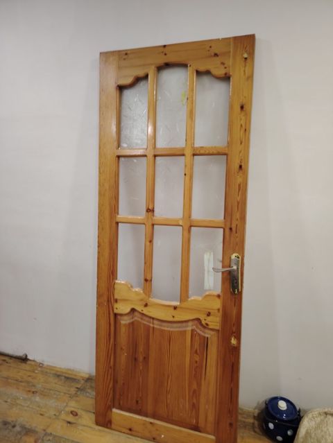 Taxta şüşəli qapı - Material: təbii ağac (şırımlı dekor panellər) — Bakı