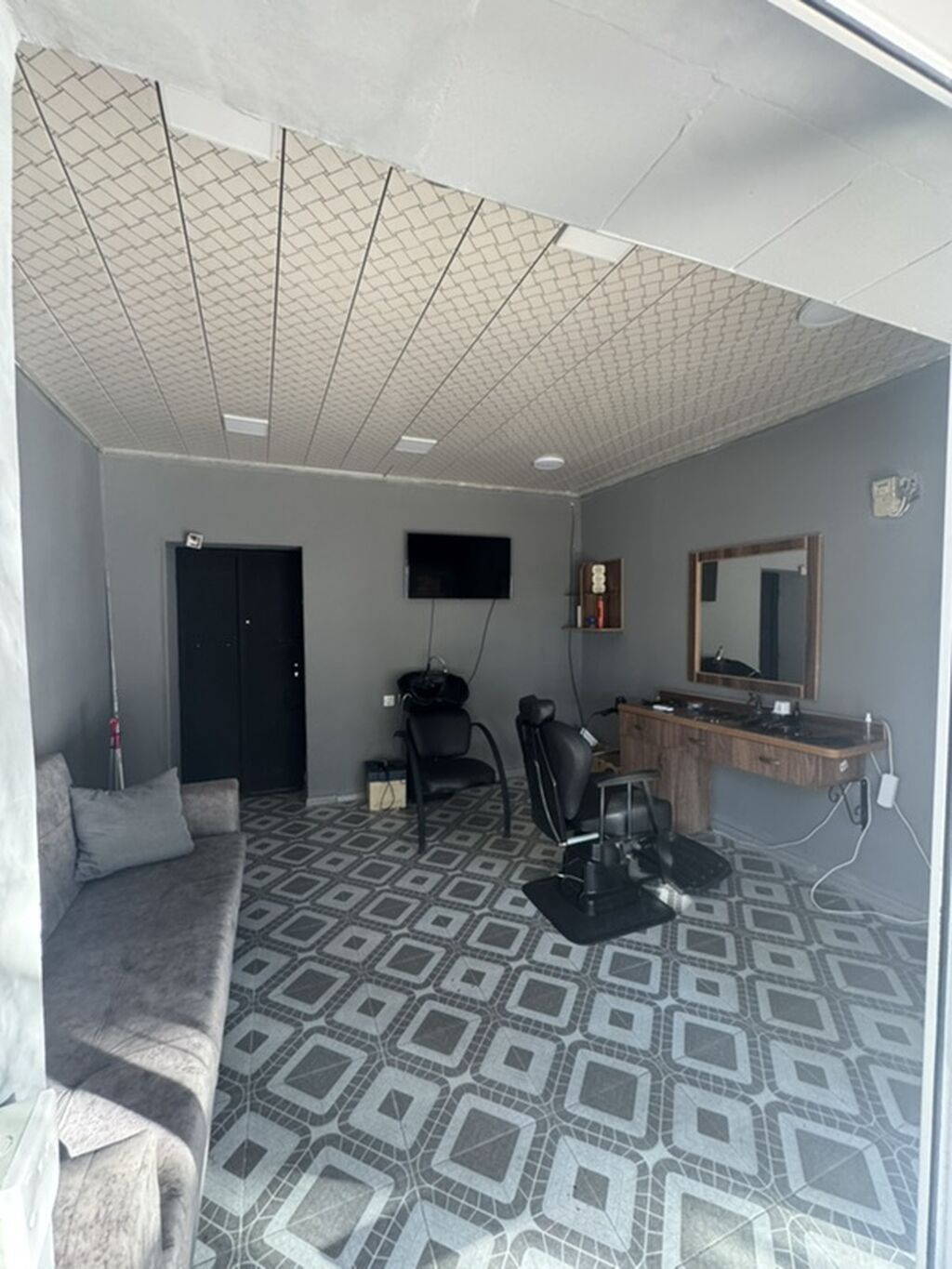 Bərbərxana mebeli və avadanlıq komplekti - Peşəkar bərbər kreslosu — Salon mebeli, Xızı (3)