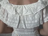 Ağ rəngdə, ağ krujeva-broderiya naxışlı açıq çiyinli bluz/top — Рубашки
