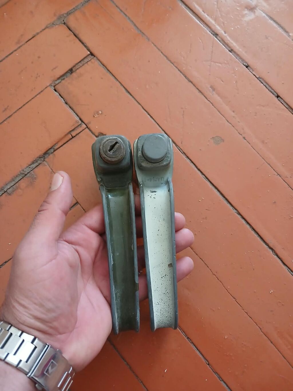 Məhsul: Köhnə tip metal qapı pəncərə tutacaqları (cüt) Təsvir: - İki — Pəncərələr, qapılar, balkonlar, Şəki (2)