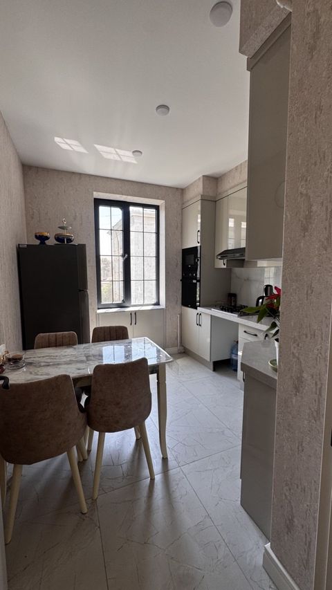 2-otaqlı mənzil kirayə verilir, E.Akademiyası m., 85 m² — Bakı