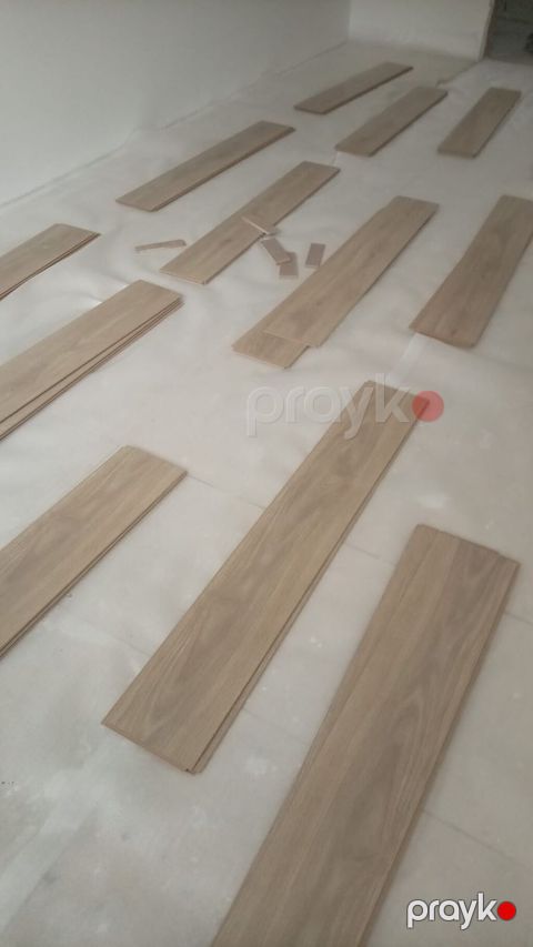 Laminat iwi gorurem Açıq palıd tonlarında laminat döşəmə taxtaları — Bakı