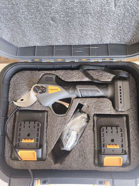 Eramax akkumulyatorlu elektrik budama qayçısı – fırçasız (brushless) — Digah