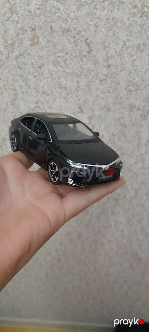 Toyota Corolla 1:32 Ölçüdə Təzədir Hər yeri açılır Səsli işıqlıdır — Bakı