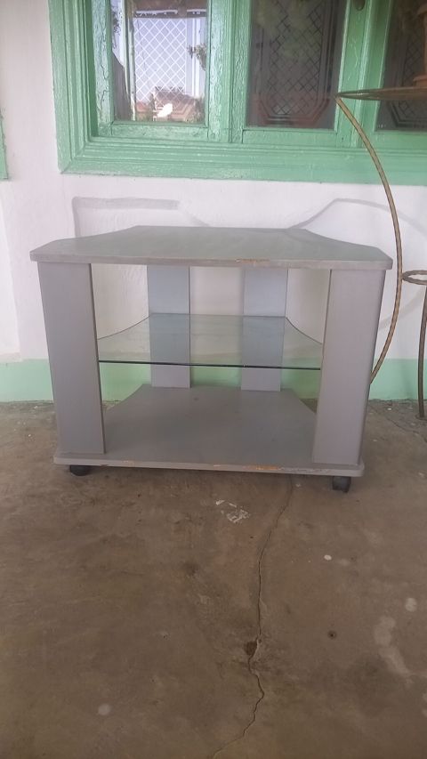 TV/mediya stendi - Material: ağac/LDSP gövdə, orta hissədə şüşə rəf — Digah