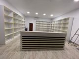 Mağaza üçün mebel dəsti – kassalı resepsiyon masası və divar rəf — Товары