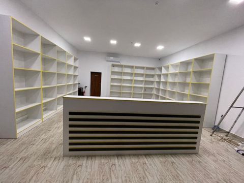 Mağaza üçün mebel dəsti – kassalı resepsiyon masası və divar rəf — Lənkəran