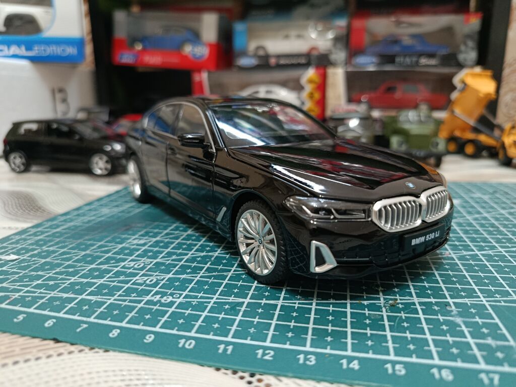 BMW 530Li G30. die-cast model avtomobil - Miqyas: təxmini 1:24 — Modellar, Bakı (5)