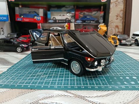 Məhsul: Kolleksiya üçün klassik avtomobil maketi – BMW 2002tii (miqyas — Bakı