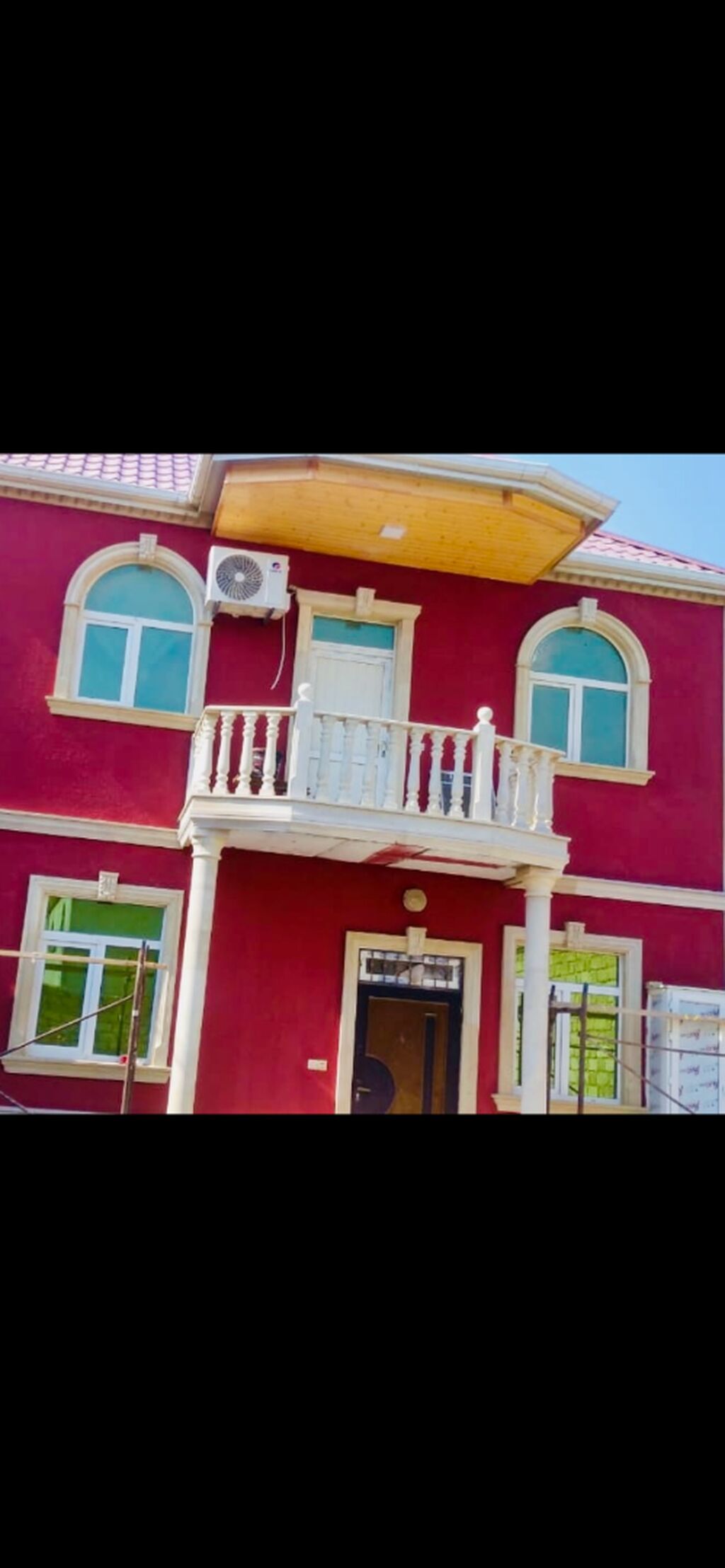 İki mərtəbəli fərdi yaşayış evi. Fasadı qırmızı rəngdədir və açıq krem — Ev, villa, Bakı (3)