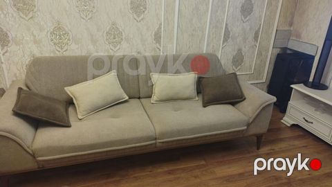 İki rəng tonunda (bej və qəhvəyi) müasir dizaynlı 3‑yerlik divan