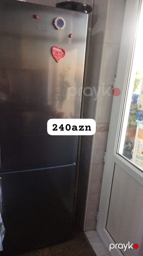 Buzxana alt qapılı iki kameralı soyuducu. Rəng: inox/metallik boz. Üst — Bakı