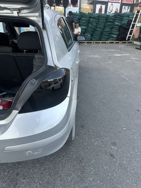 Opel Astra H hatchback arxa stop Cüt şəkildə stoplar qaradı reyal — Digah
